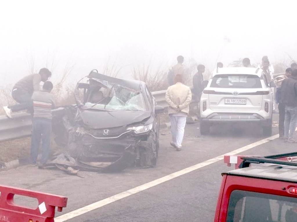 20 vehicles collide on MumbaiDelhi Expressway due to dense fog 4 dead